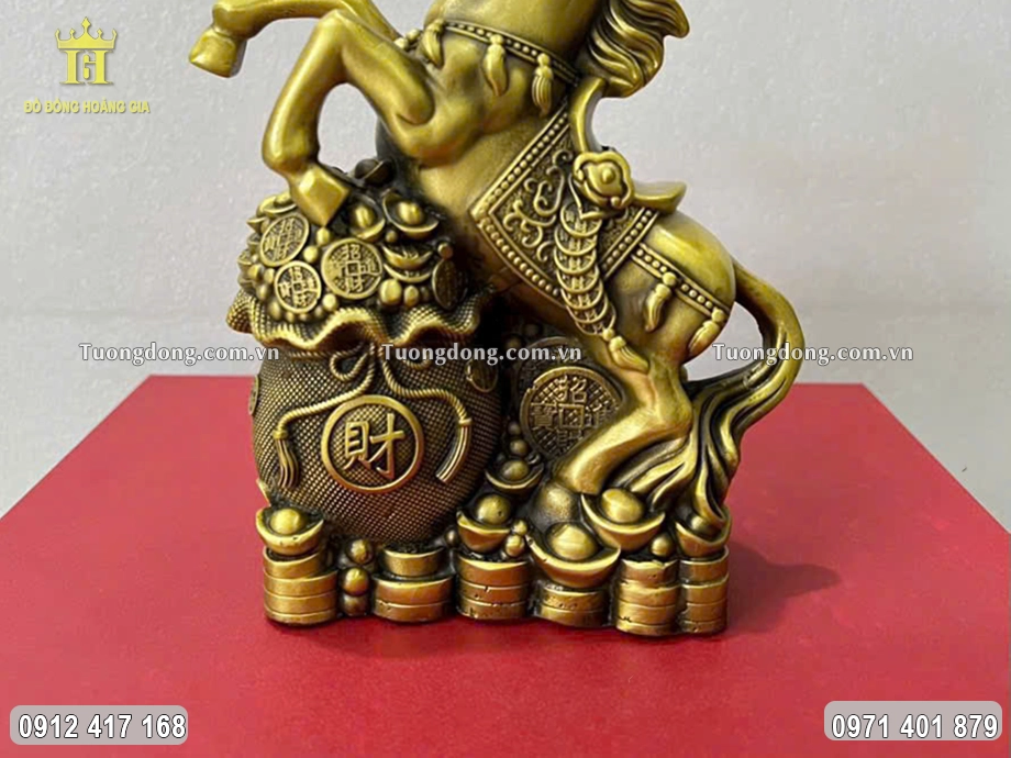 Toàn bộ bề mặt bức tượng được làm màu uy nghiêm và cổ kính